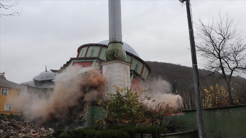 Düzce'de depremde hasar gören Sarıdere Köyü Camisi yıkılıyor