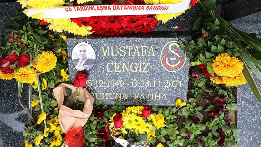 Galatasaray'da eski başkan Mustafa Cengiz kabri başında anıldı