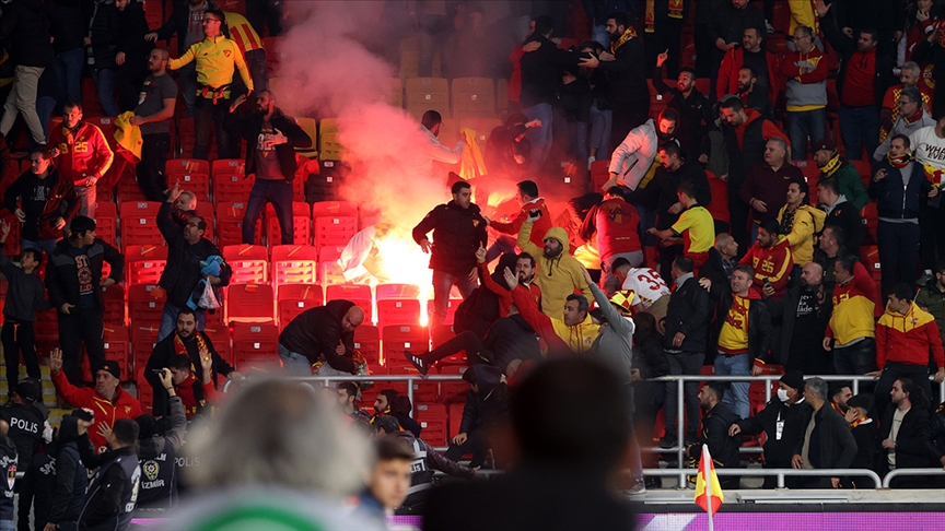 İzmir'deki derbi maçta yabancı maddeleri stada sokanlar tespit edildi!