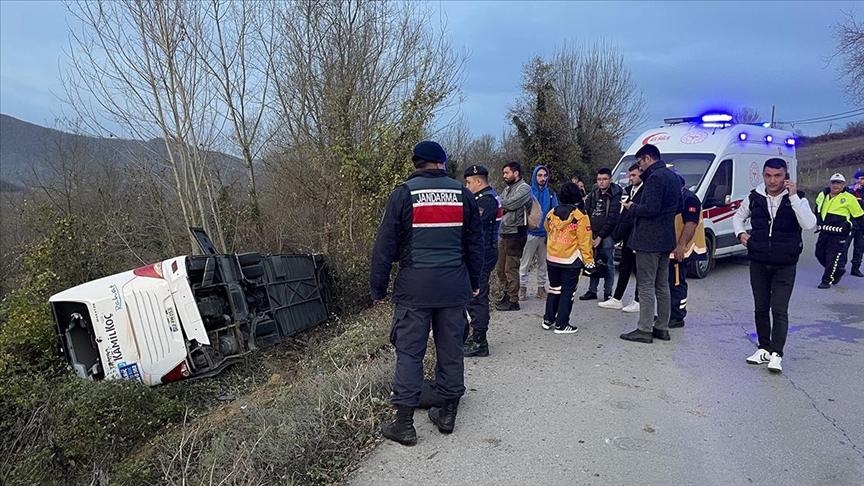 Bartın'da yolcu otobüsünün devrilmesi sonucu 40 kişi yaralandı