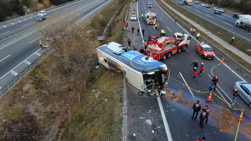 "Şehirler arası yolcu otobüslerinin karıştığı 43 ölümlü trafik kazasında 83 can kaybı meydana gelmiştir"