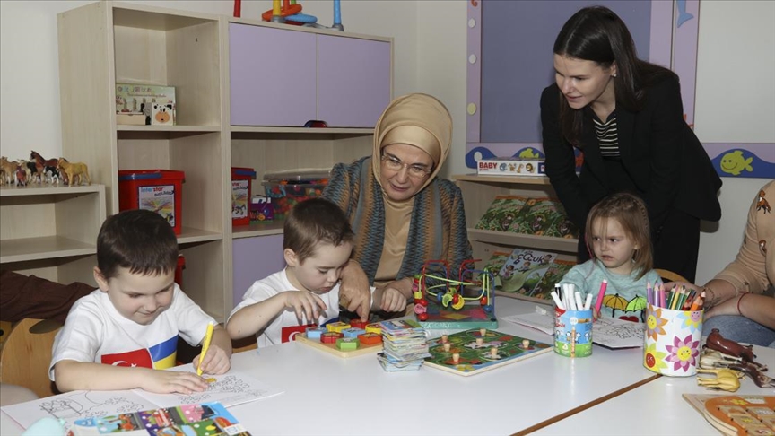 Emine Erdoğan, Ukrayna'dan Türkiye'ye getirilen yetim çocuklarla buluştu