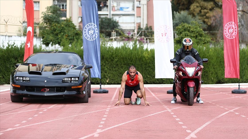Milli rekortmen atlet Kayhan Özer, spor otomobil ve motosikletle yarıştı