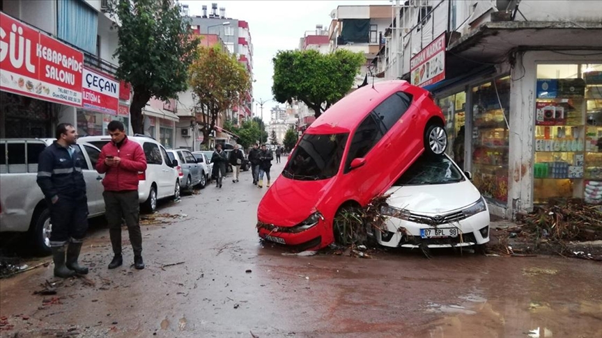 Antalya'da kuvvetli yağış sele neden oldu