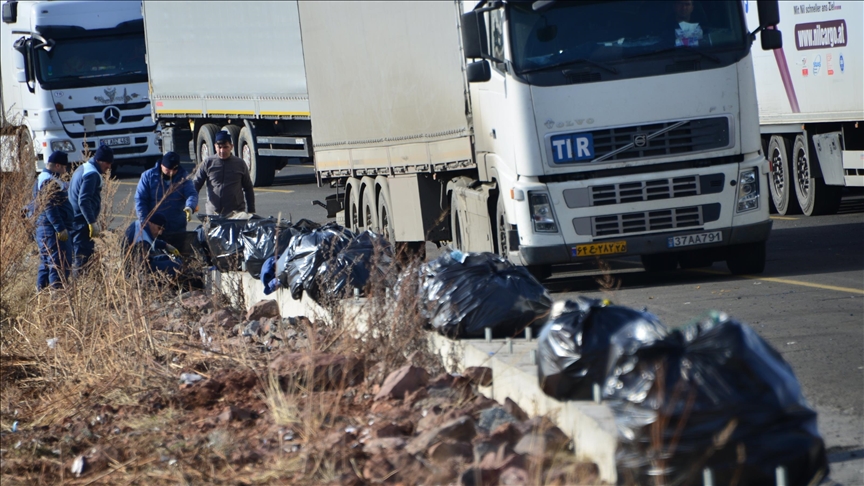 Tır yoğunluğu yaşanan Çıldır-Aktaş Gümrük Kapısı yolunda 7 kamyon çöp toplandı