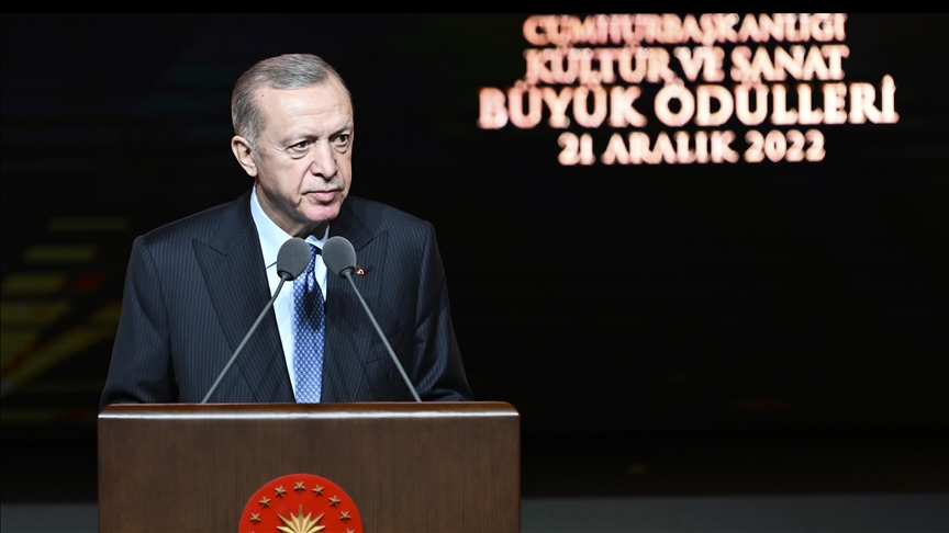 Erdoğan: Ülkemizin kültür varlığını zenginleştiren sanatçılarımıza destek olmayı görev biliyoruz