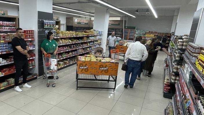 Mersin'de zincir markette tarihi geçmiş 70 gıda ürünü tespit edildi