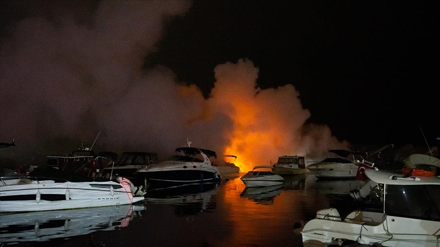 Kadıköy Caddebostan limanında 6 tekne yandı!