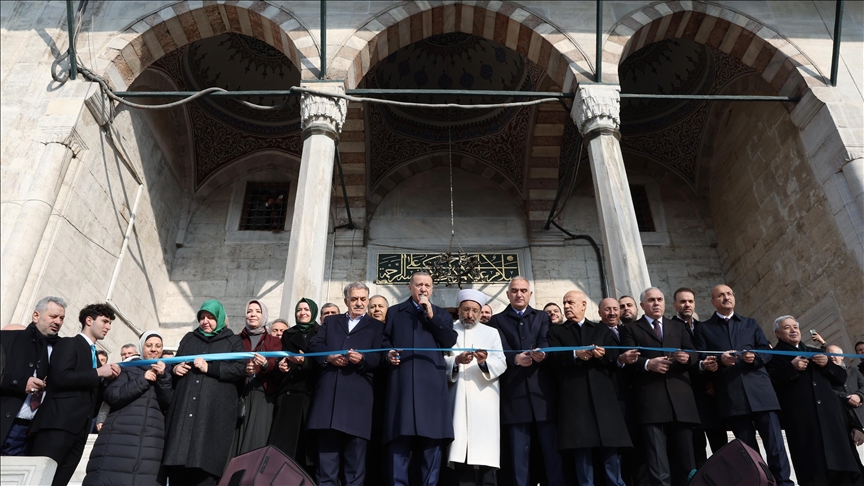 Cumhurbaşkanı Erdoğan, restorasyonu tamamlanan Yeni Camii'yi yeniden ibadete açtı