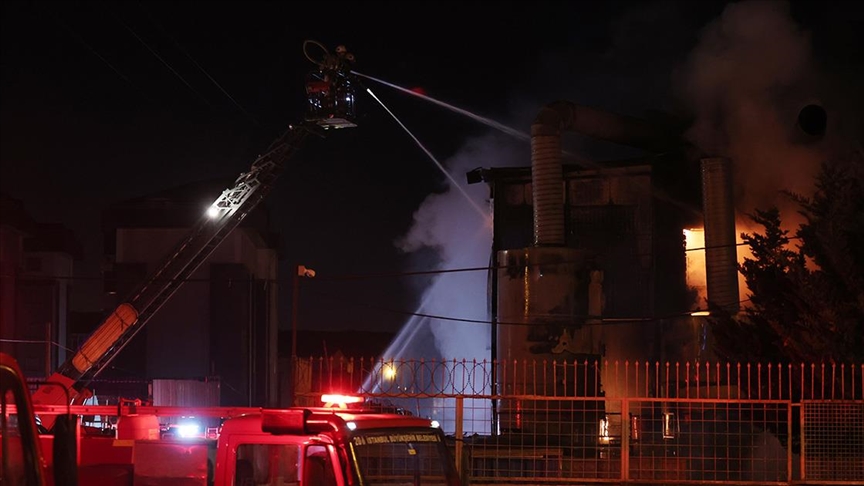 Arnavutköy’de kauçuk fabrikasında çıkan yangında hasar oluştu