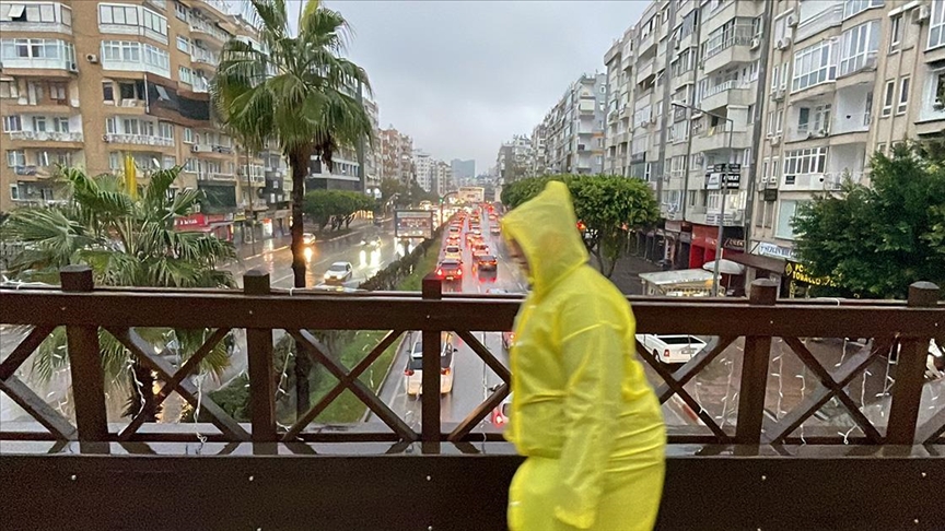 Antalya'da kuvvetli yağış ve fırtına etkili oluyor..