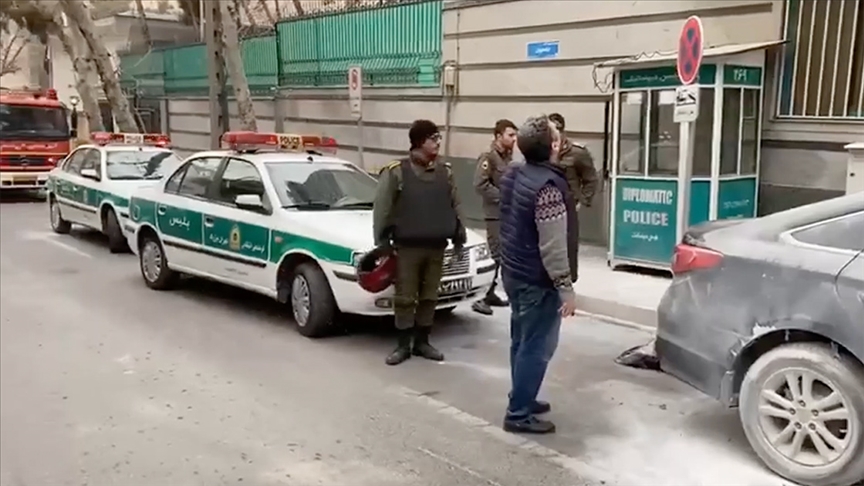 Azerbaycan'ın Tahran Büyükelçiliği'ne düzenlenen silahlı saldırıda 1 kişi hayatını kaybetti, 2 kişi yaralandı