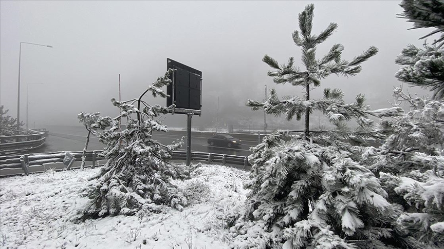 UYARI / Bolu Dağı'nda kar yağışı etkili oluyor
