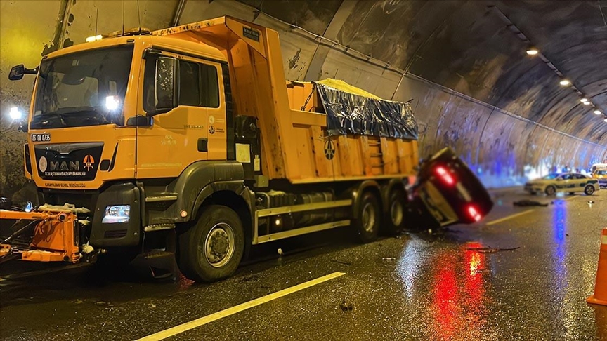 Anadolu Otoyolu'nda zincirleme trafik kazasında 1 kişi öldü, 6 kişi yaralandı