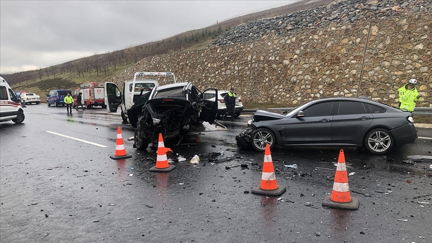 Bursa'da zincirleme trafik kazasında 4 kişi öldü, 6 kişi yaralandı