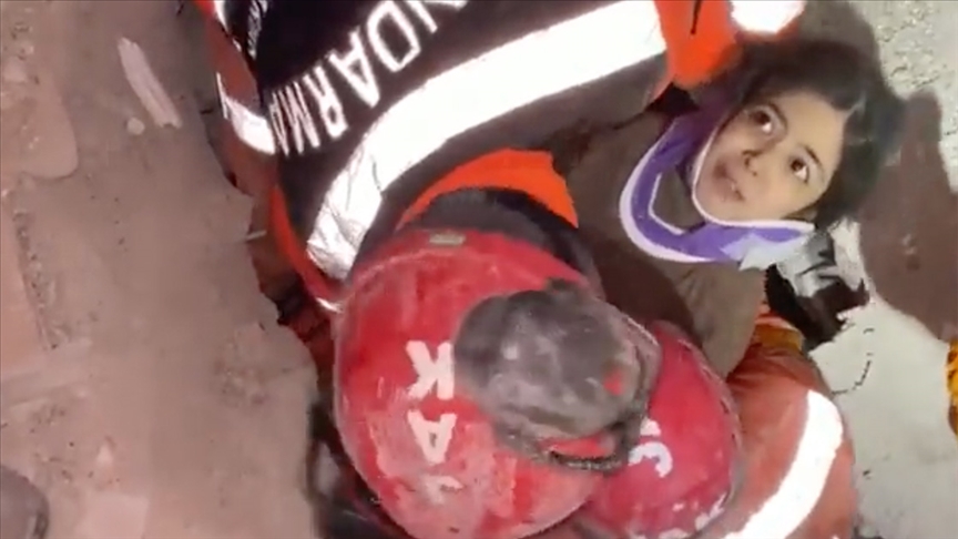 Jandarma Arama Kurtarma ekipleri depremde enkazda kalan çocuğu kurtardı