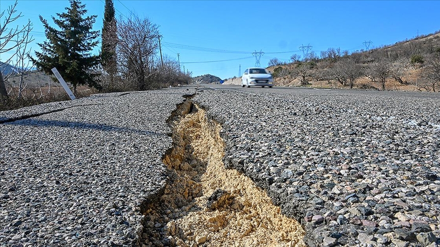 Kanadalı sismoloji profesörü, Türkiye'deki depremin karada meydana gelen en büyüklerinden olduğunu belirtti