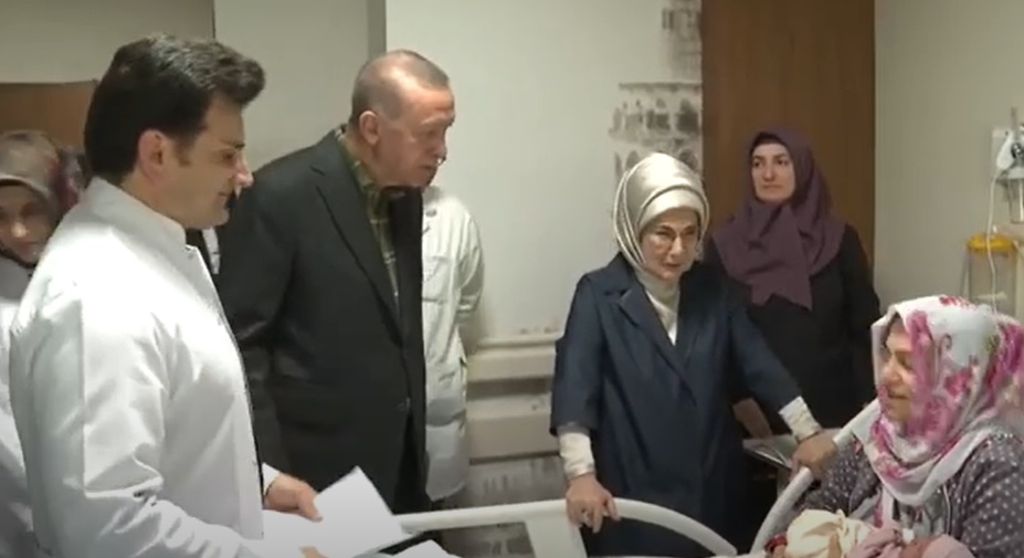 Erdoğan, Başakşehir Çam ve Sakura Şehir Hastanesi'nde depremzedeleri ziyaret etti