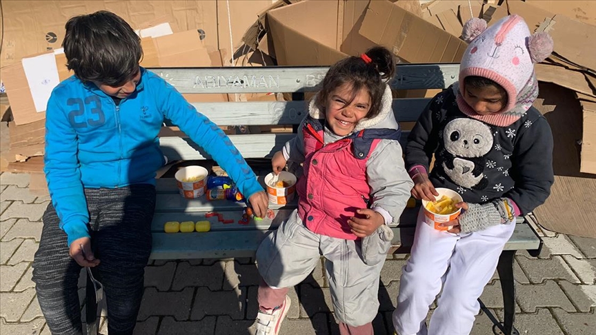 Türk Kızılay ekiplerinden depremzede çocuklara patates kızartması ikramı