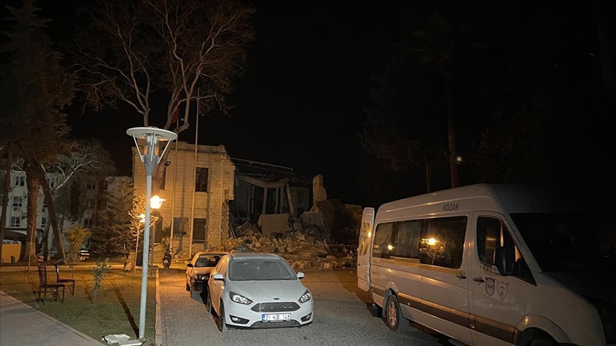 Defne ilçesinde meydana gelen depremde valilik binasının bir kısmı yıkıldı