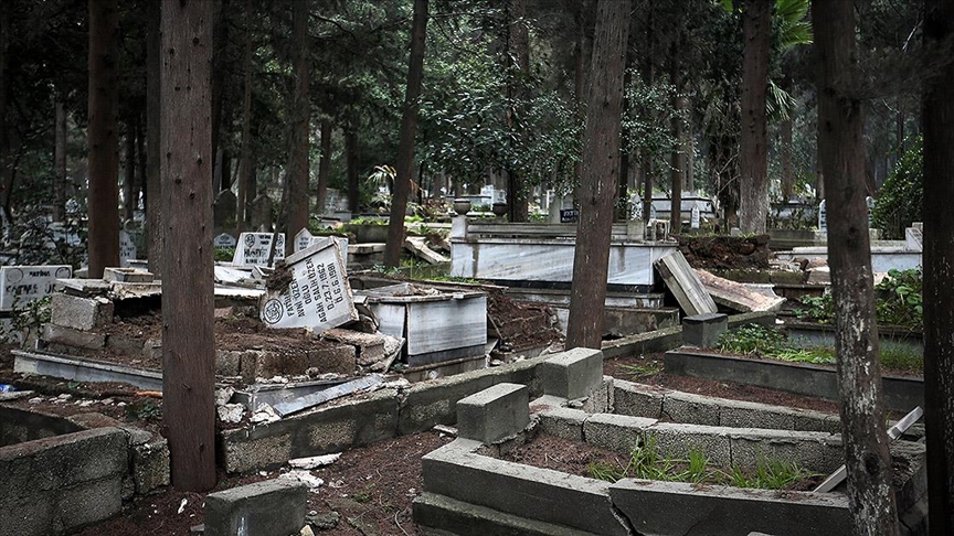Hatay merkezli depremde Antakya Asri Mezarlığı da zarar gördü