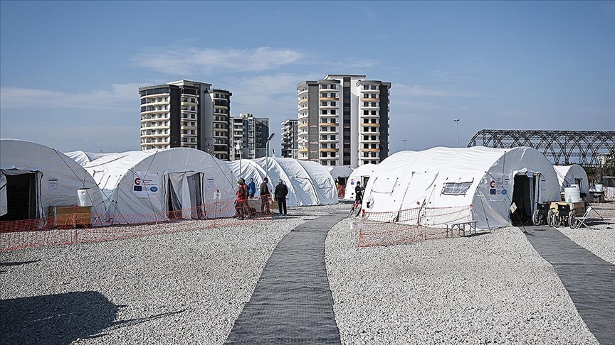 İspanyol yardım ekibi sahra hastanesi nöbetini arkadaşlarına devretti