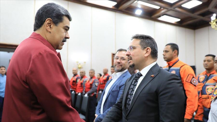 Maduro'dan Türkiye'de arama kurtarma çalışmalarına katılan ekibe madalya