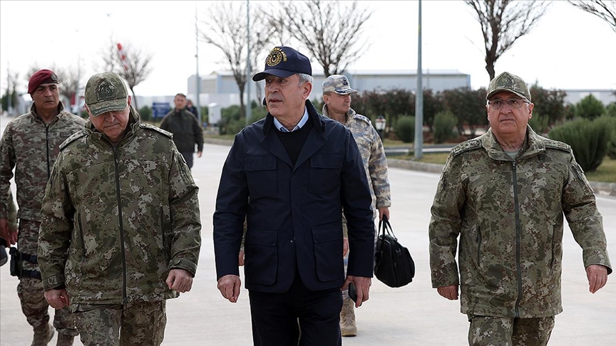 Akar'dan "depremin yaralarını sarmak için çalışan Mehmetçik terörle mücadelesini de sürdürüyor" mesajı