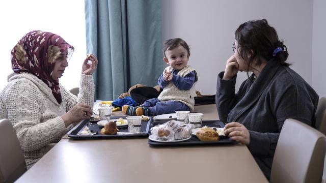 Öğrenci yurtları depremzedelere sıcak yuva oldu