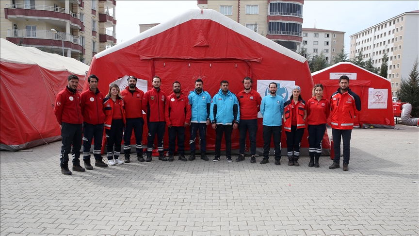 Van depremini yaşayan sağlıkçılar Adıyaman'da enkazdan 40 kişiyi kurtardı