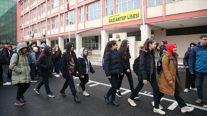 Depremden etkilenen Gaziantep, Adana ve Osmaniye'de eğitim öğretim yeniden başladı