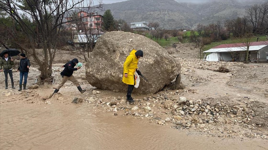 Adıyaman'ın Tut ilçesinde suya kapılan konteynerdeki 1 kişi hayatını kaybetti, 3 kişi kayboldu