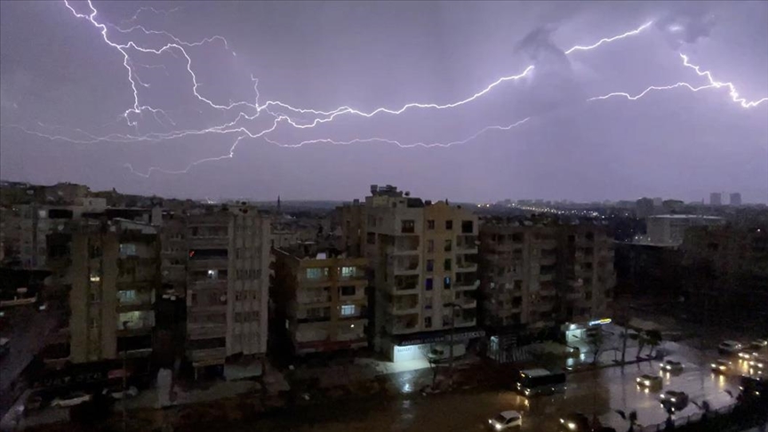 Kahramanmaraş ve Şanlıurfa'da sağanak etkili oldu