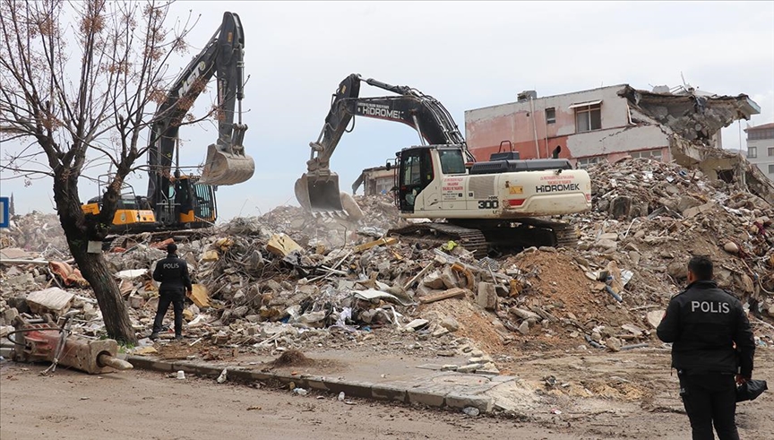 Hatay'da enkaz kaldırma çalışmaları sürüyor