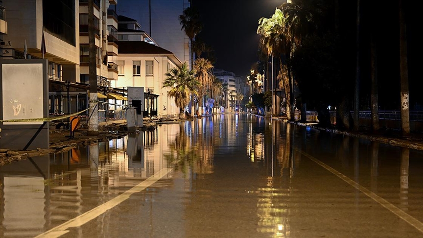 Hatay'ın İskenderun ilçesinde yükselen deniz suyu çekildi