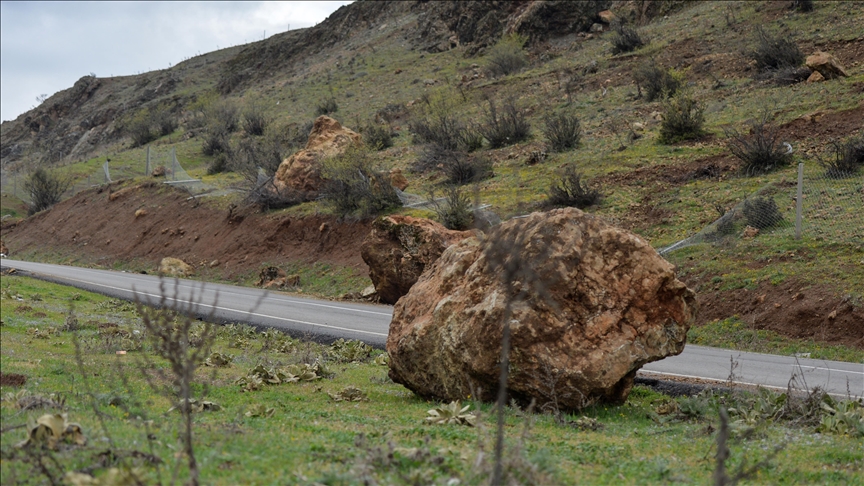 Kahramanmaraş'ta depremde dağdan kopan kaya parçaları bağlantı yollarına da zarar verdi