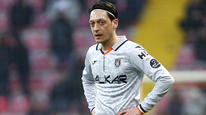 MESUT ÖZİL, FUTBOLA VEDA ETTİ!