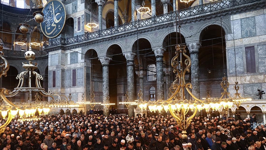 İstanbul'daki camilerde ramazanın ilk cuma namazı kılındı