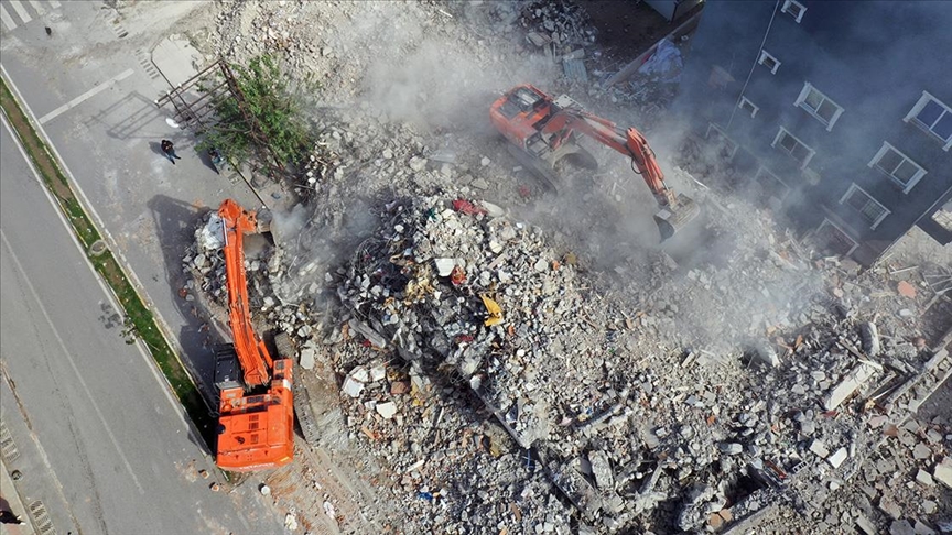 İskenderun'da ağır hasarları binaların yıkımı ve enkaz kaldırma çalışmaları sürüyor