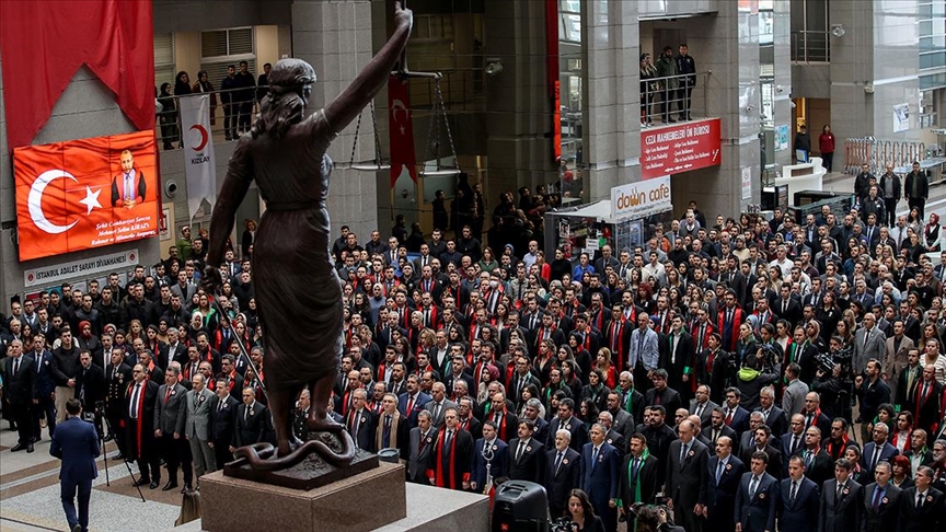 Şehit savcı Mehmet Selim Kiraz, İstanbul Adliyesi'nde düzenlenen törenle anıldı