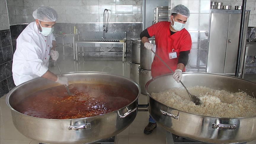 Türk Kızılay Doğubayazıt'ta günlük bin kişiye iftarlık veriyor