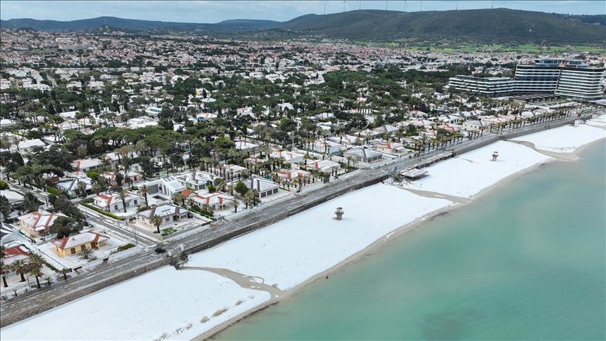 Çeşme'de dolu yağdı, ilçe beyaza büründü