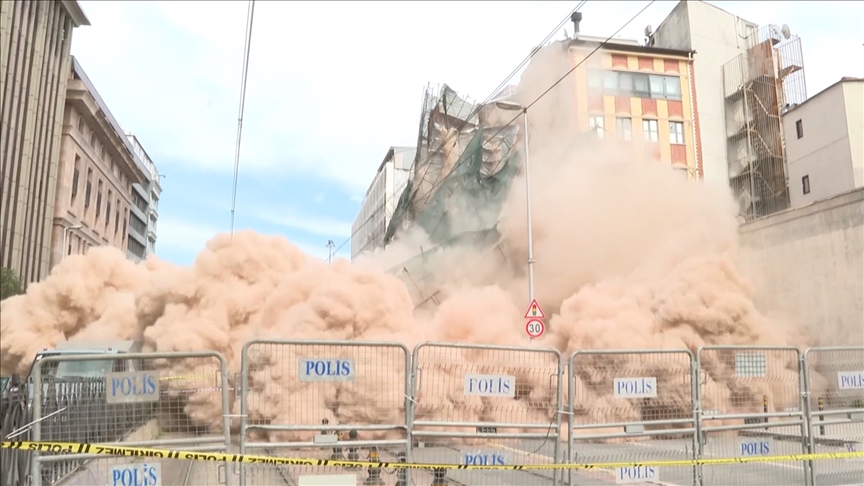 Beyoğlu'nda yıkılma riski bulunan tarihi metruk bina çöktü!