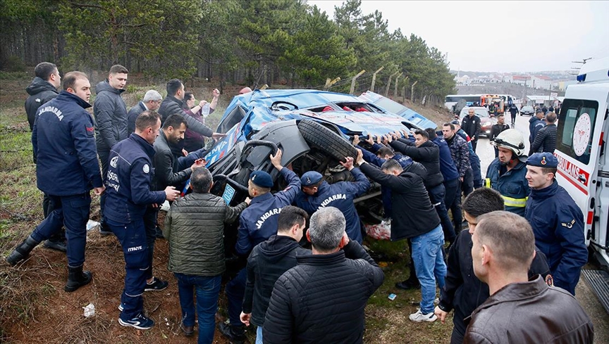 Eskişehir'de zincirleme trafik kazasında 12'si asker 14 kişi yaralandı