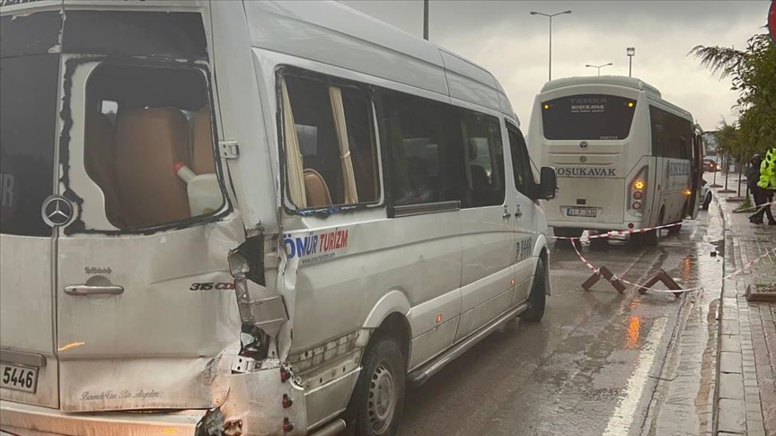 Kocaeli'de zincirleme trafik kazasında 6 işçi yaralandı