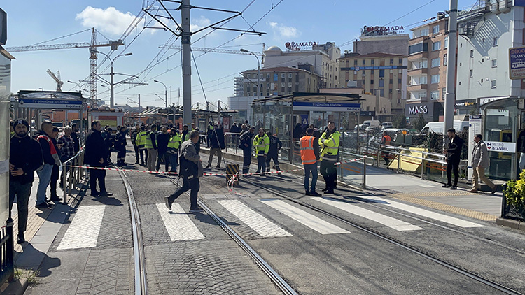 Güngören'de tramvay raydan çıktı!