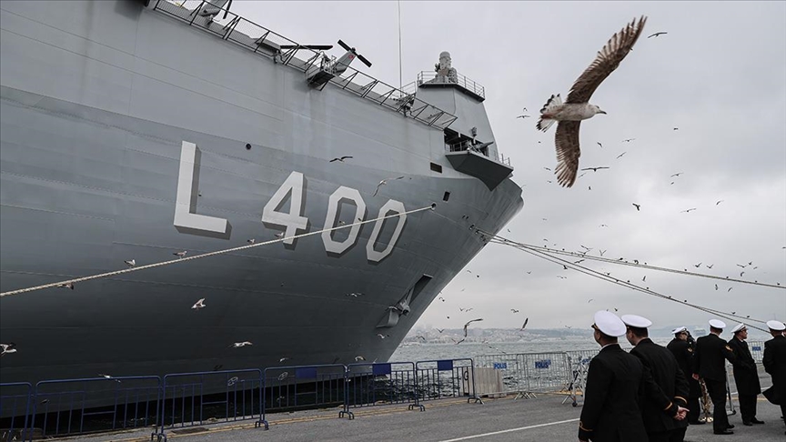 Sarayburnu Limanı'nda demirleyen TCG Anadolu gemisini öğrenciler ziyaret etti