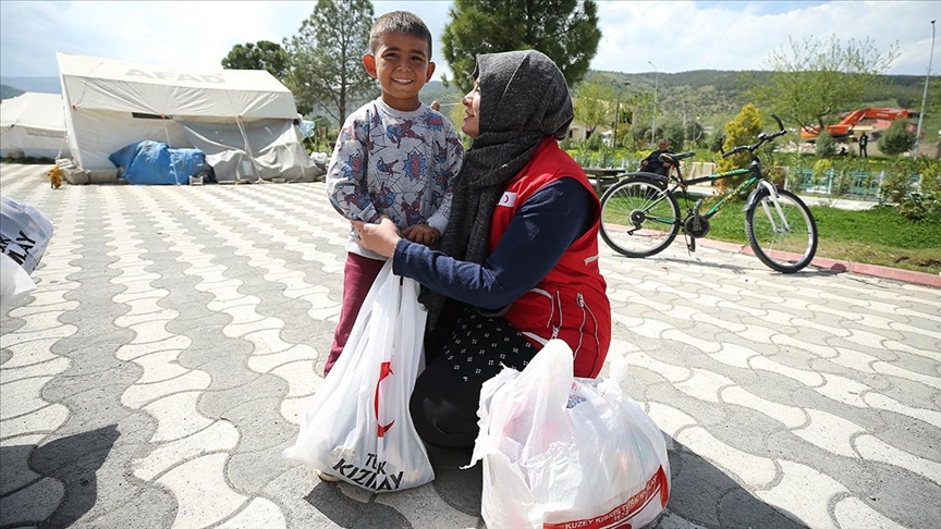 Türk Kızılay Kahramanmaraş'taki depremzede çocukları bayramlıklarla sevindiriyor