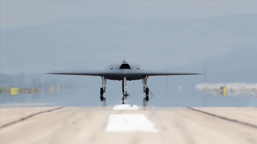 İnsansız savaş uçağı ANKA-3 ilk kez piste çıktı, uçuşa hazırlanıyor..