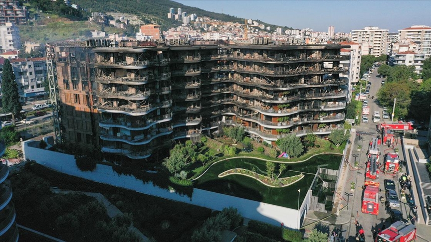 İzmir'de sitede çıkan yangın kontrol altına alındı